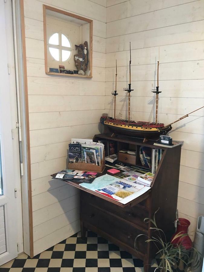 Chambre D'Hotes "Lumiere Du Cap" Vue Mer バルヌヴィル・カルトゥレ エクステリア 写真